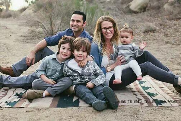 Image of Mike Vitar with his wife, Kym Vitar, and their kids, Eli, Wesley, and Norah Paige Vitar