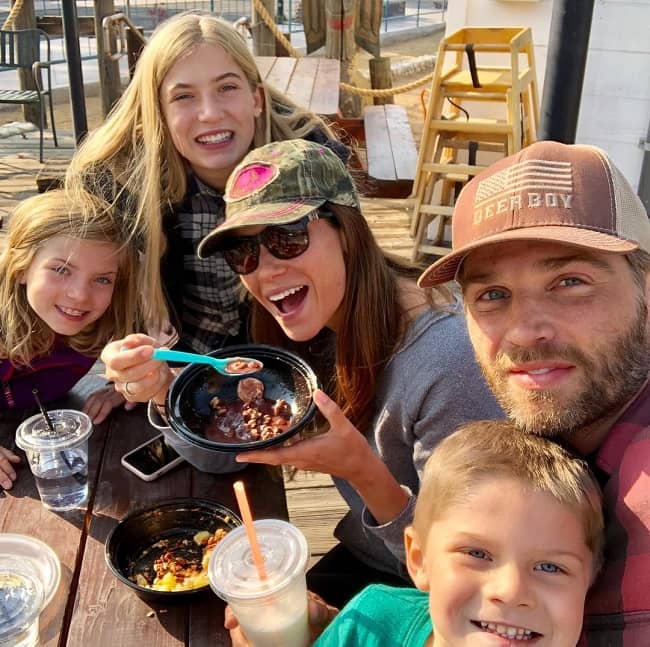 Image of Mike Vogel with his wife, Courtney Vogel, and their kids