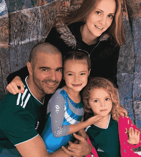 Image of Pablo Montero and Carolina Van Wielink, with their daughters, Carolina Hernandez and Daniel Hernandez Van Wielink