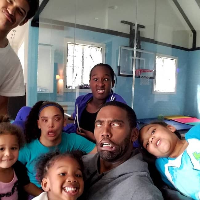 Image of Randy Moss with his kids
