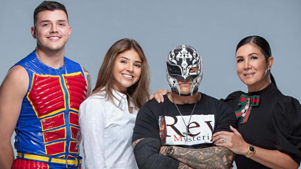 Image of Rey Mysterio with his wife, Angie Gutierrez, and their kids, Dominik and Aaliyah Gutiérrez