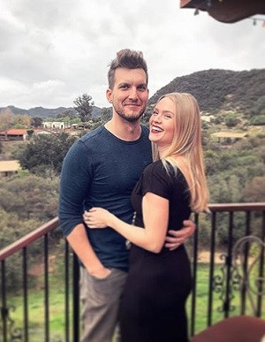 Image of Scott Michael Foster with his girlfriend, Carson Fagerbakke