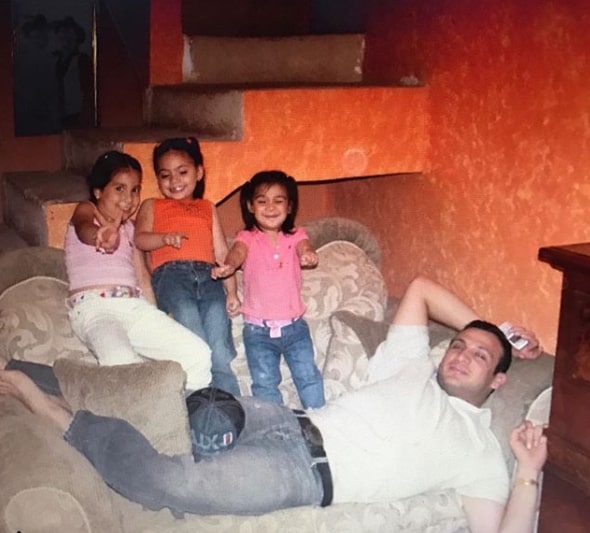 Image of Valentín Elizalde with his kids