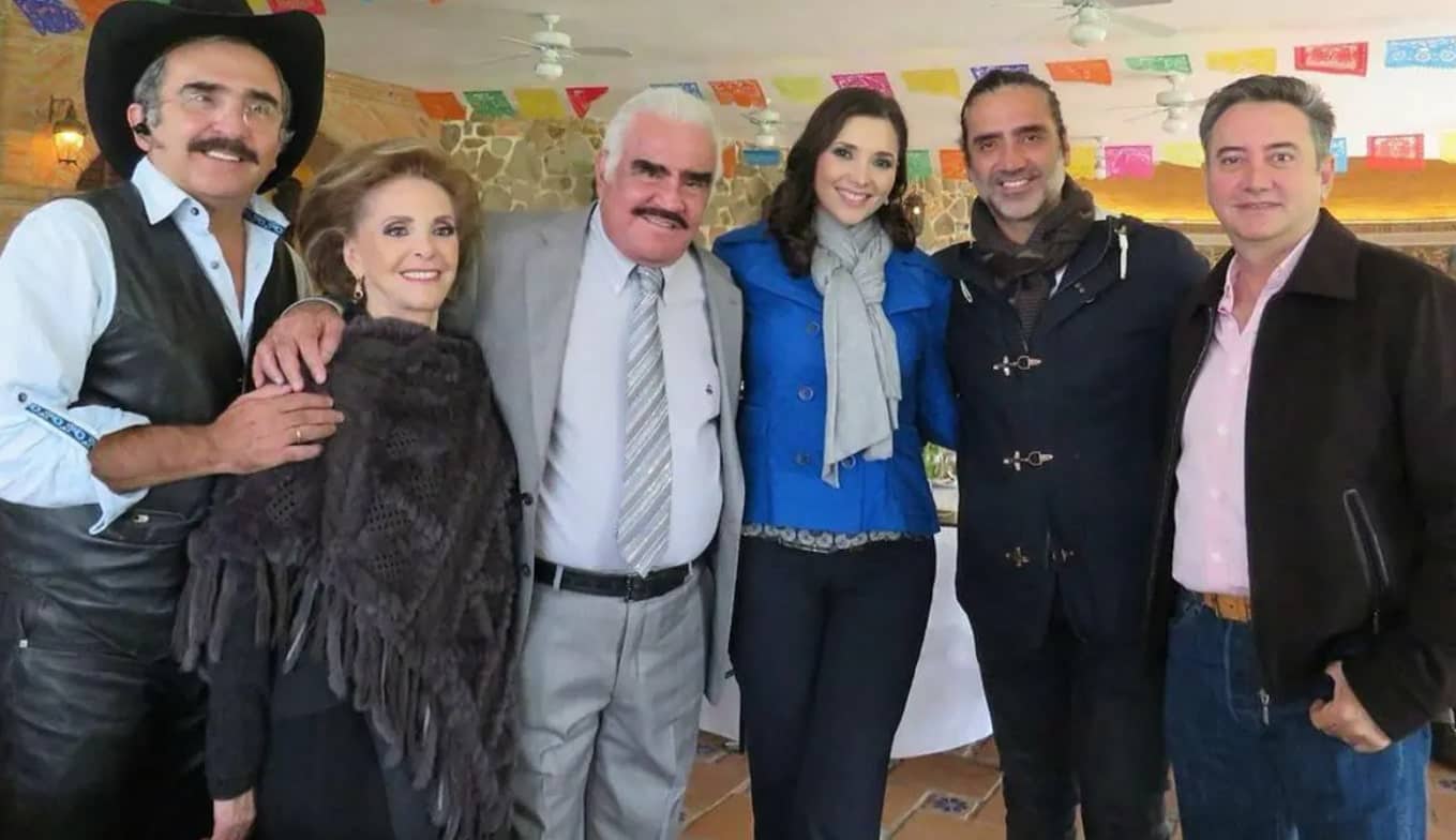 Image of Vicente Fernandez with his wife, Maria del Refugio Abarca, with their kids