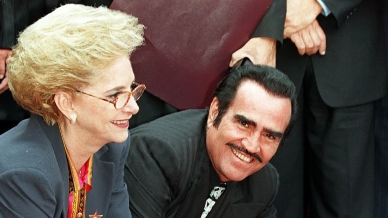 Image of Vicente Fernandez with his wife, Maria del Refugio Abarca