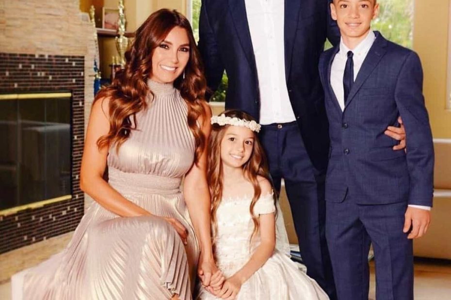Image of William Levy with his wife, Elizabeth Gutiérrez, and their kids, Christopher Alexander and Kailey Alexandra Levy
