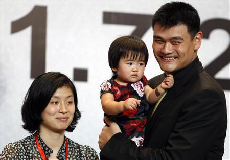 Image of Yao Ming with his wife, Ye Li, and their daughter, Yao Qinlei