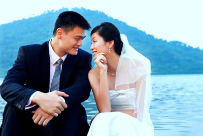 Image of Yao Ming with his wife, Ye Li