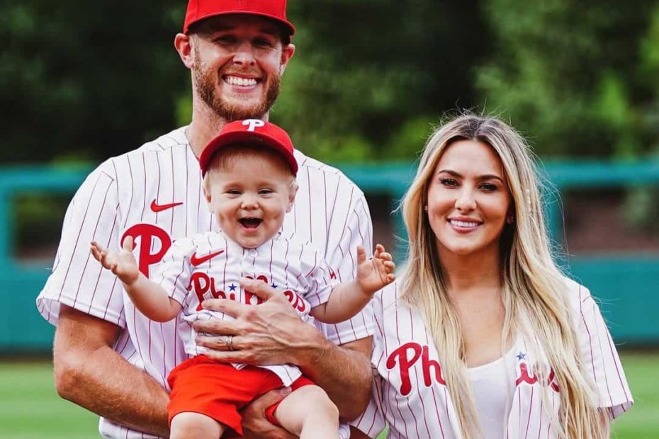 Image of Zack Wheeler with his wife, Dominique Rizzo, and their son, Welsey