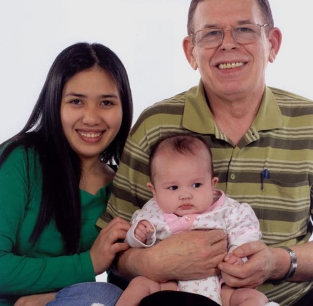 Image of Art Bell with his wife, Airyn Ruiz Bell, and their daughter
