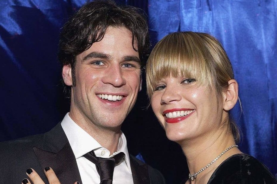 Image of Eddie Cahill with his wife, Nikki Uberti
