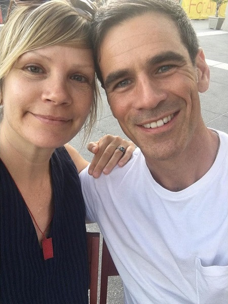 Image of Eddie Cahill with his wife, Nikki Uberti 