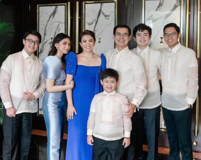 Image of Isko Moreno with his wife, Dynee Domagoso, and their kids