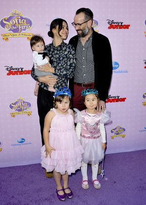 Image of Jason Lee with his wife, Ceren Alkac, and their kids