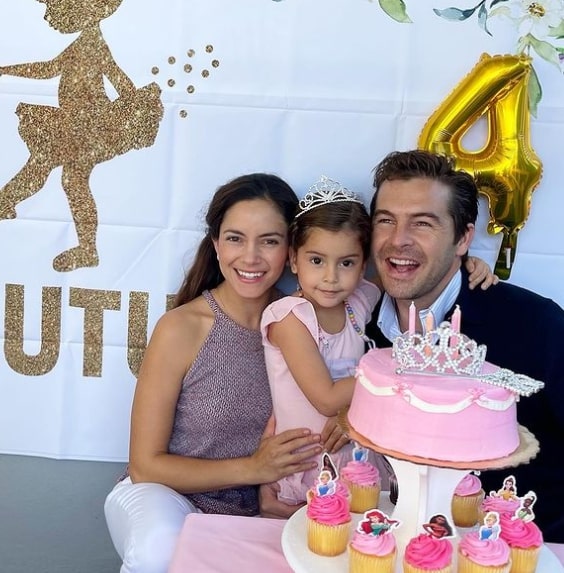 Image of Julio Vaqueiro with his wife, Fernando Vaqueiro, and their daughter