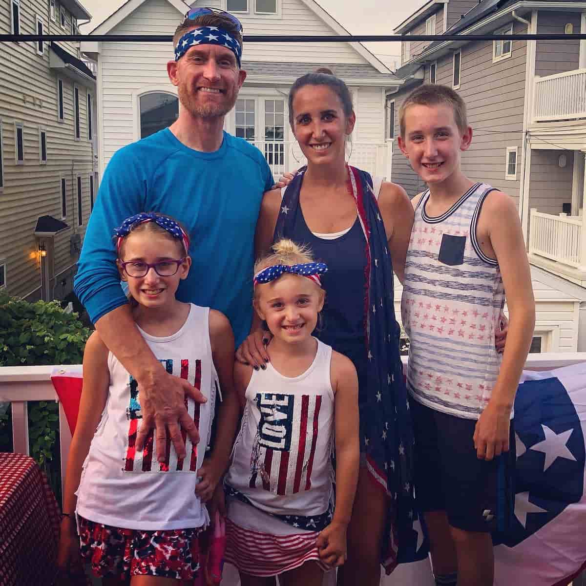 Image of Marty Smith with his wife, Lainie Smith, and their kids