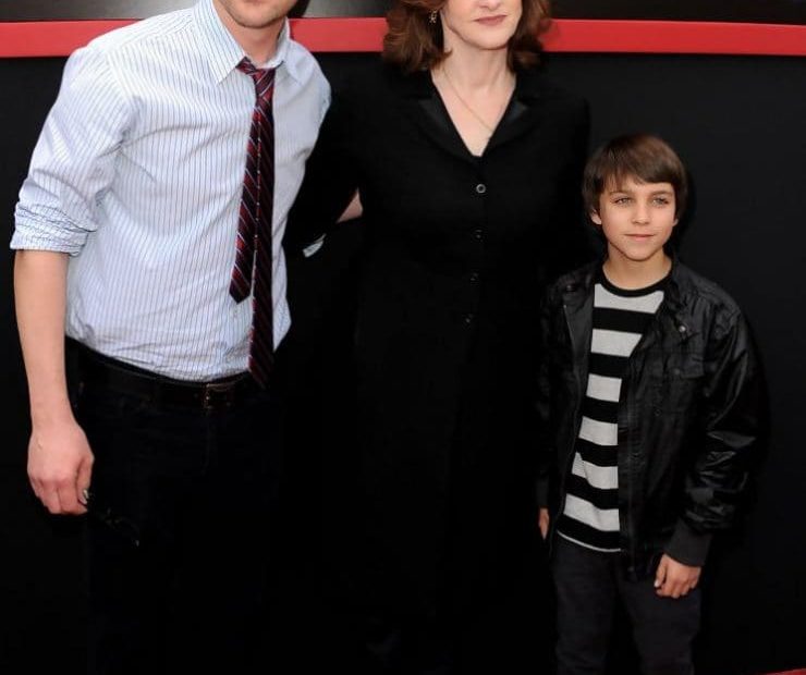 Image of Tom Everett Scott with his wife, Jenny Gallagher, and their son