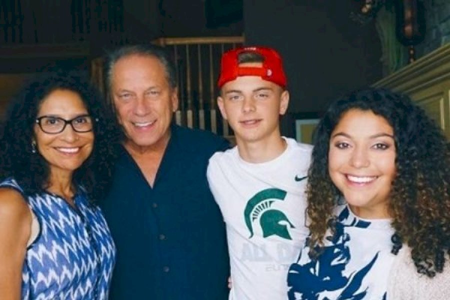 Image of Tom Izzo with his wife Lupe Izzo and kids Steven Izzo, Raquel Izzo